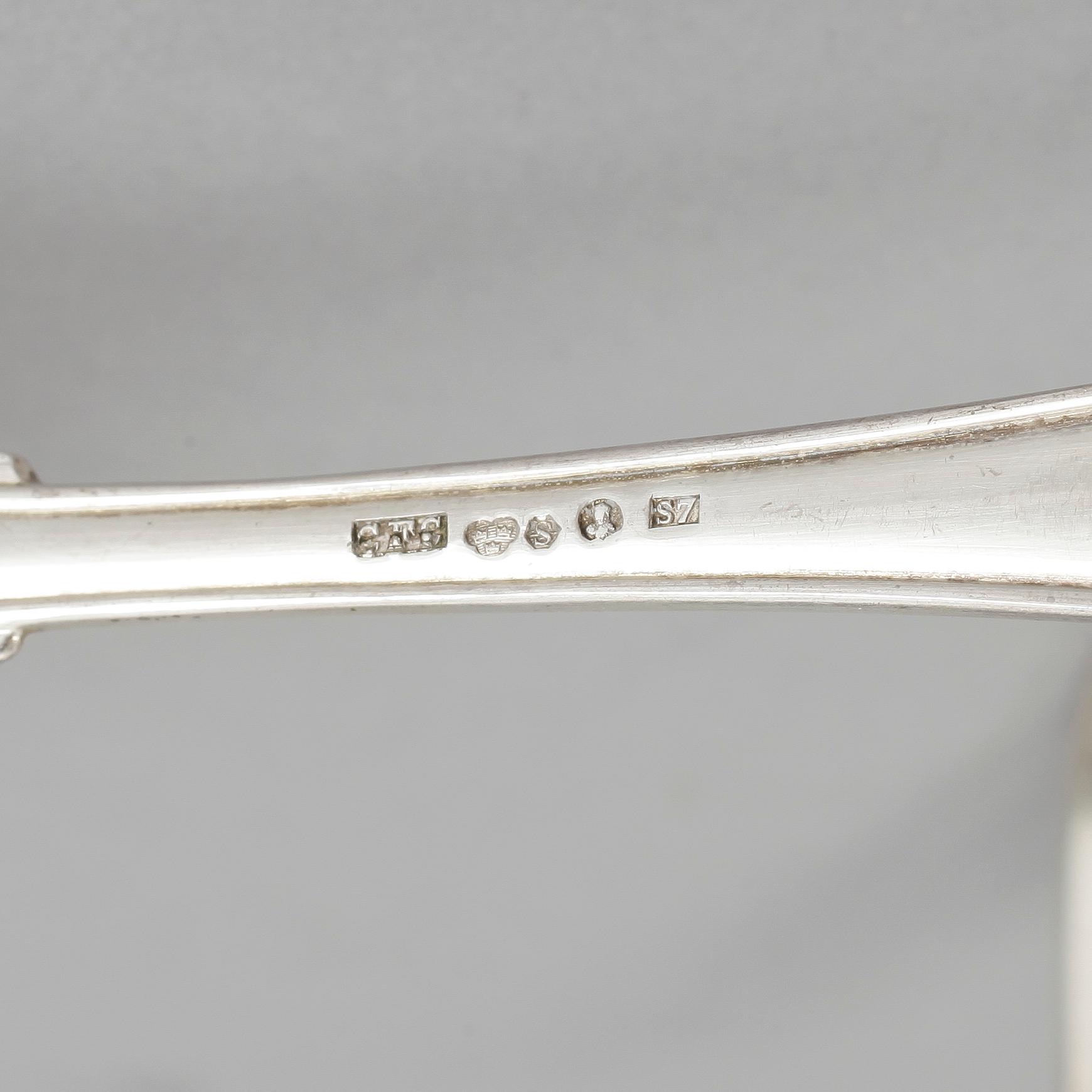 SILVERBESTICK, 34 delar, bl.a C.F. Carlman, Stockholm, 1920-tal. Total vikt ca 940 gram.