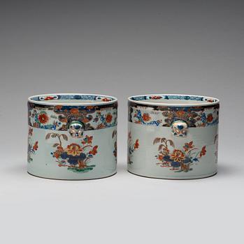 A pair of imari wine coolers, Qing dynasty Kangxi (1662-1722).