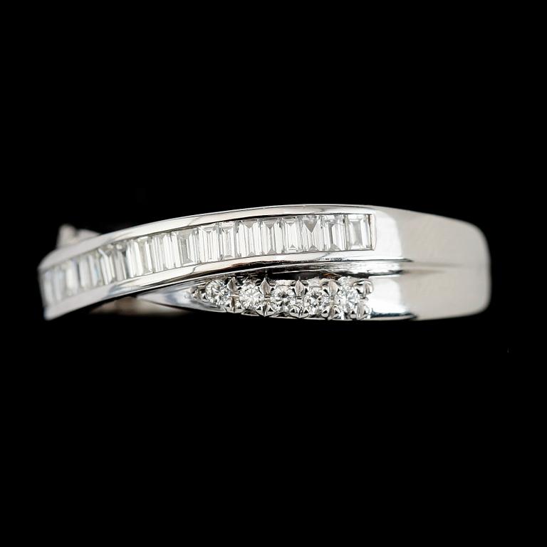 RING, 14K vitguld, baguett- och åttkantslipade diamanter.
