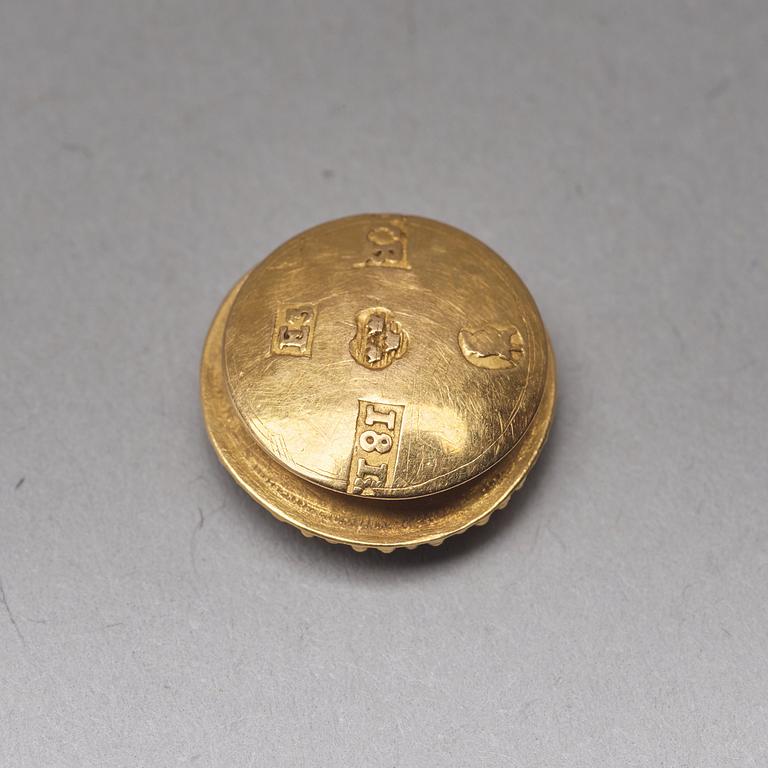 Three early 19th century gold pieces: Snuff-box, case with tooth-picker and button.