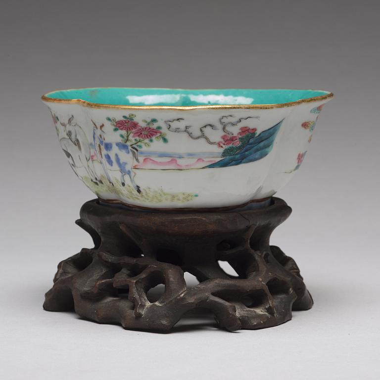 A famille rose bowl, Qing dynasty, circa 1900.