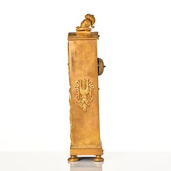 Bordspendyl, märkt "Schunick Ainor in Berlin", Tyskland, Empire.