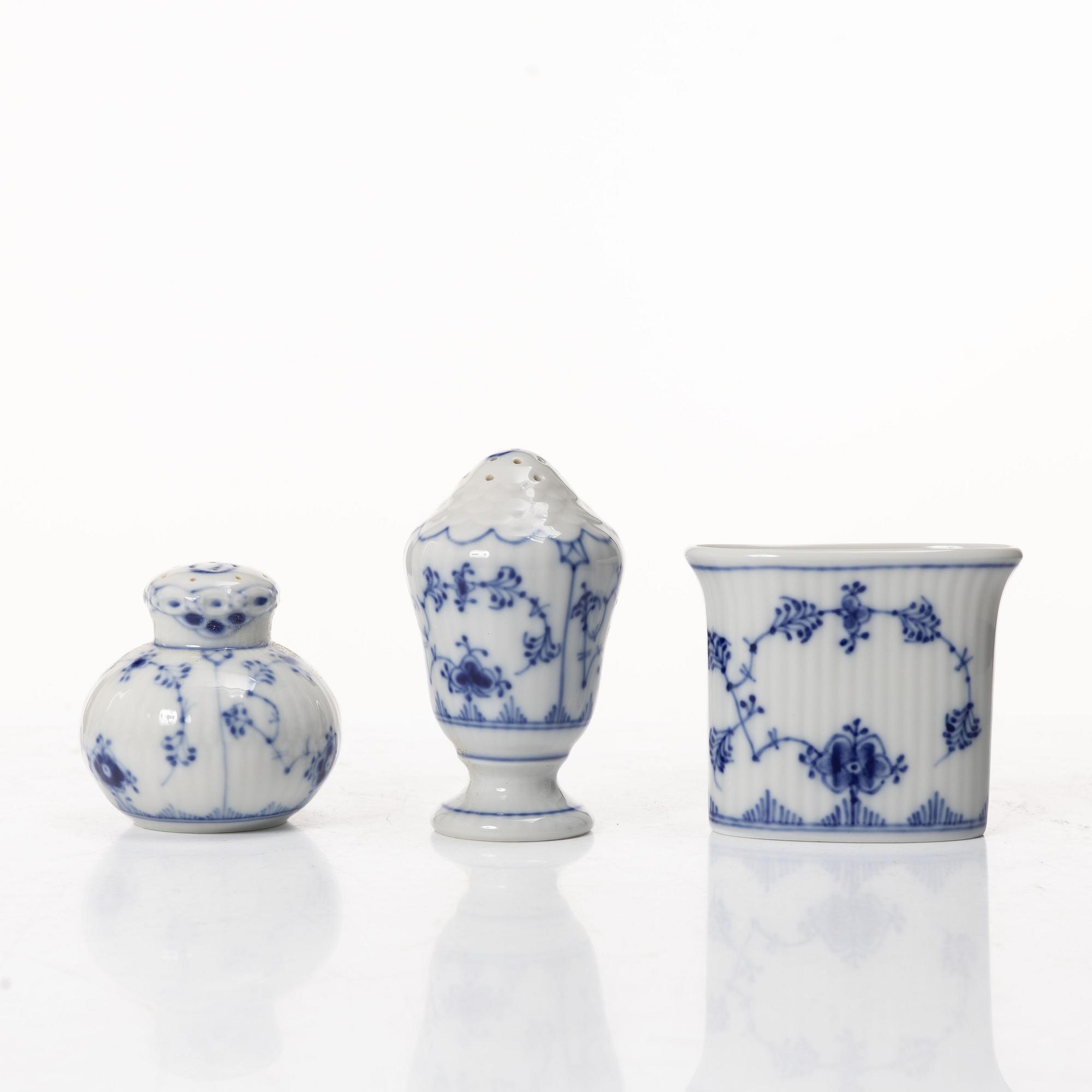 Royal Copenhagen, Dinner service, 31 pieces, “Musselmalet Halvblonde”, Denmark.