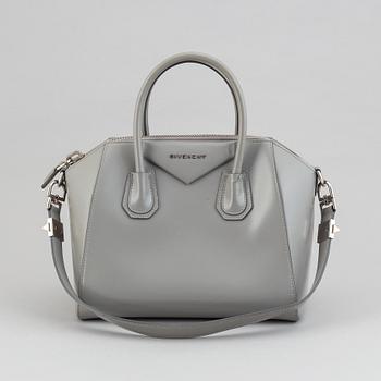 Givenchy, a grey leather 'Antigona Small' handbag.