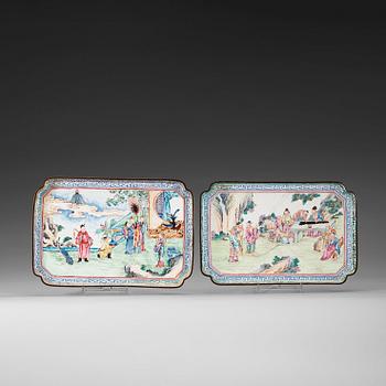 1513. Two enamel on copper trays, Qing dynasty, Qianlong (1736-95).