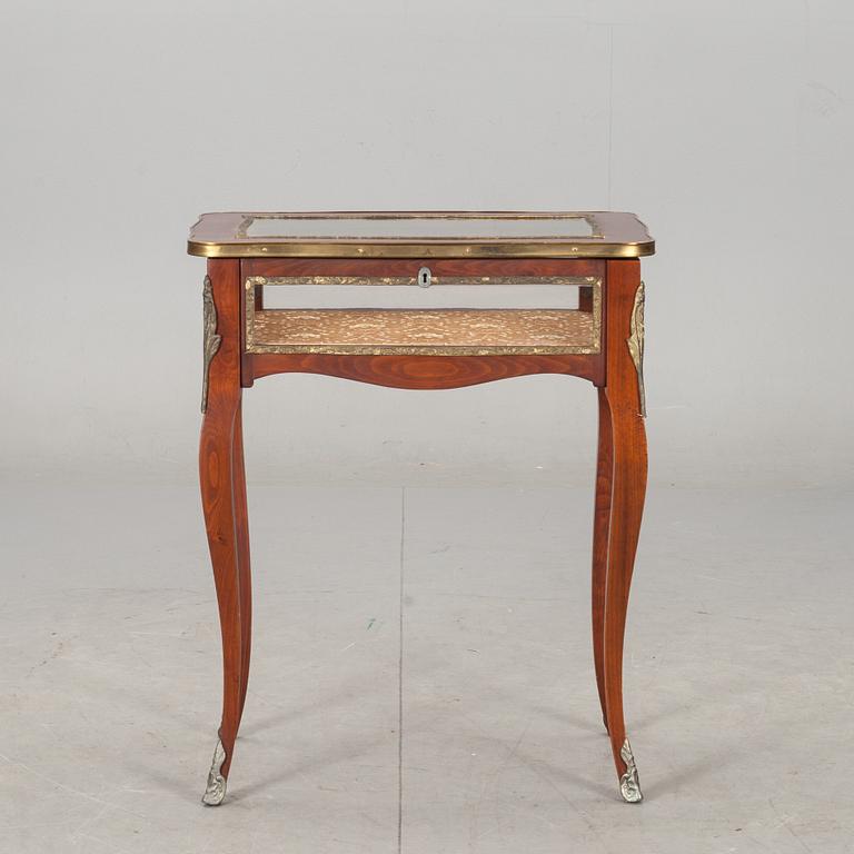 MONTERBORD, rokokostil. 1900-tal.