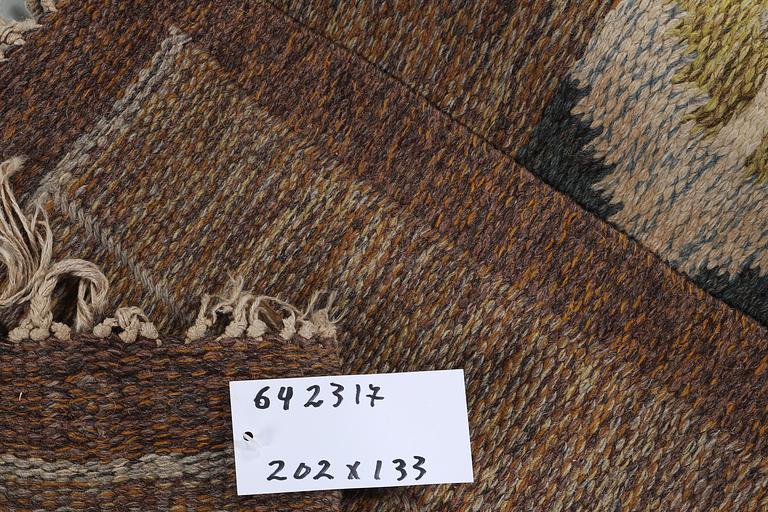 ingegerd silow, a flat weave carpet, signed IS, ca 202 x 133 cm.