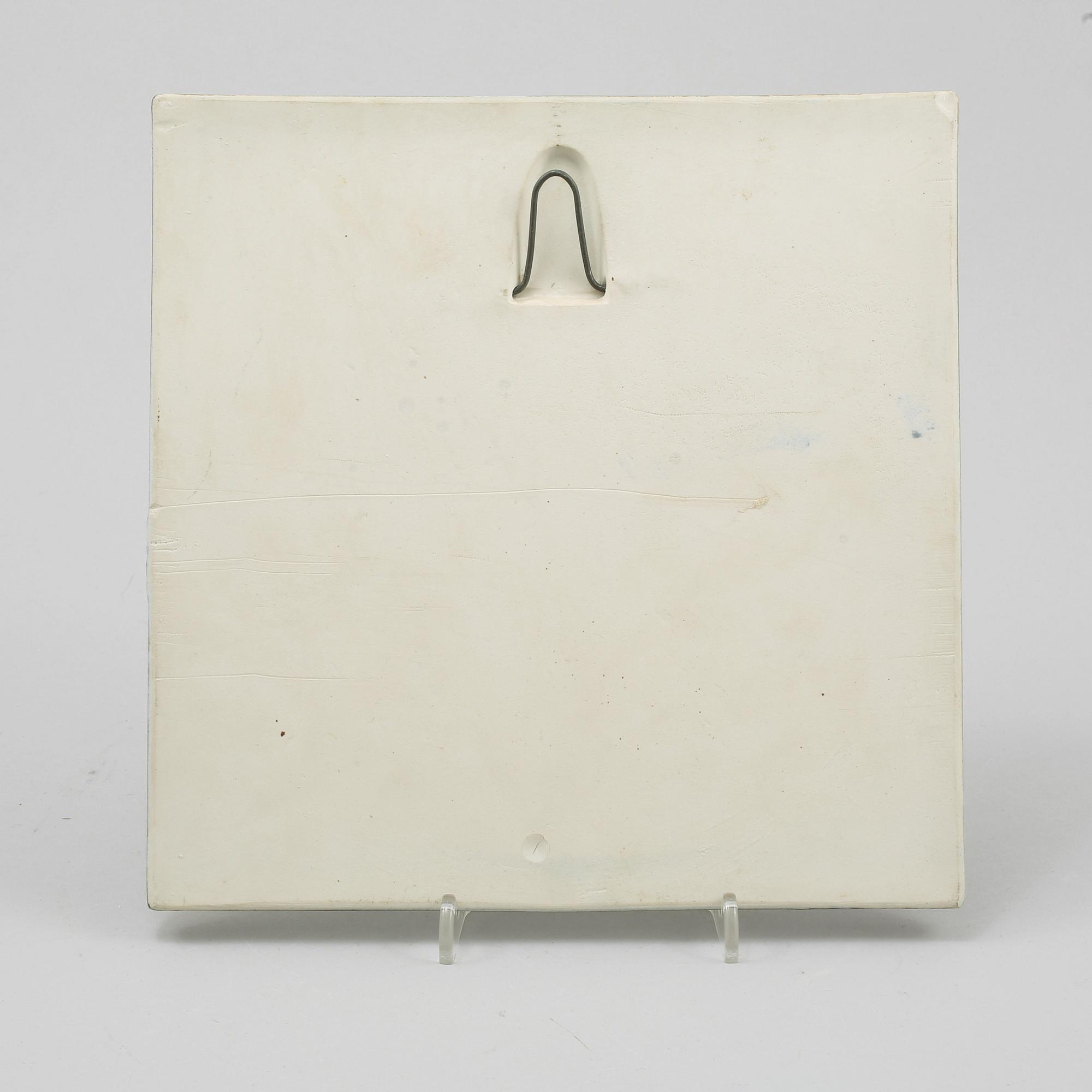 VÄGGRELIEF, vit stengodslera, ur serien "Fjärilsplattor", Gustavsberg, 1972-1974.