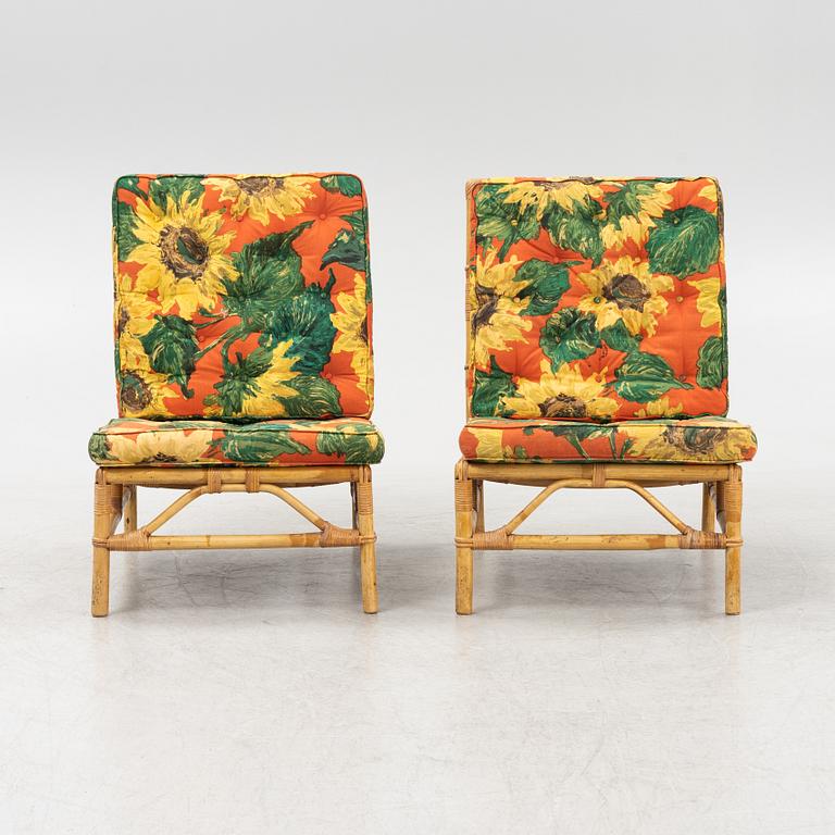 A pair of wicker lounge chairs and a table, 1950's.