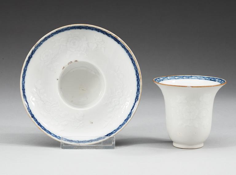 A blue and white cup with stand, Qing dynastin, Qianlong (1736-95).