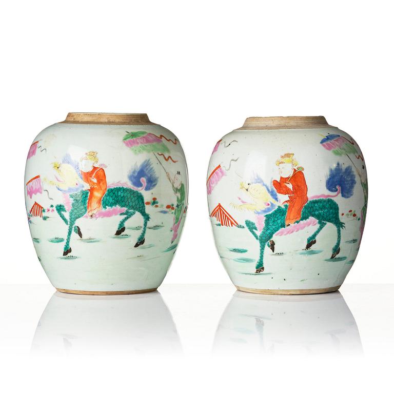 Urnor, ett par, porslin. Qingdynastin, 1800-tal.