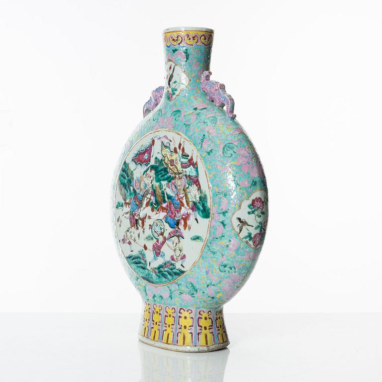 A large famille rose vase, Qing dynasty, 19th Century.