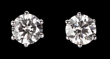 882. A pair of diamond studs, 1.02 /1.03 cts.