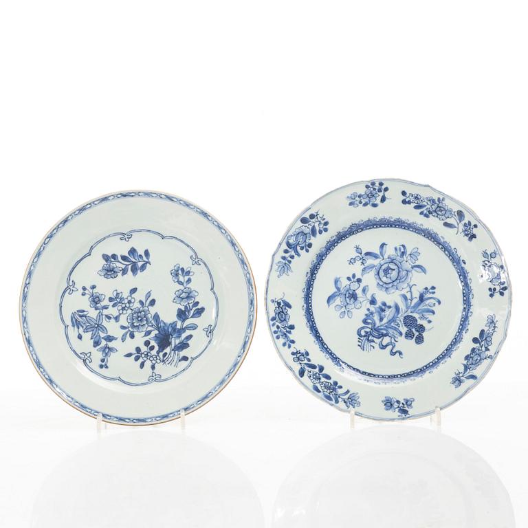 A set of five blue and white dinner plates, Qing dynasty, Qianlong (1736-95).