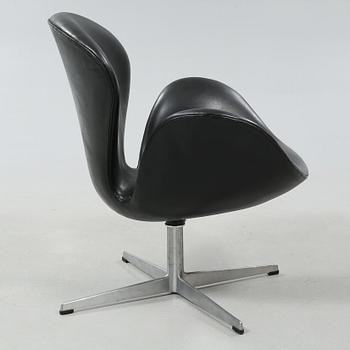 A 1960s armchair, "Svanen", by ARNE JACOBSEN, Fritz Hansen, Denmark.