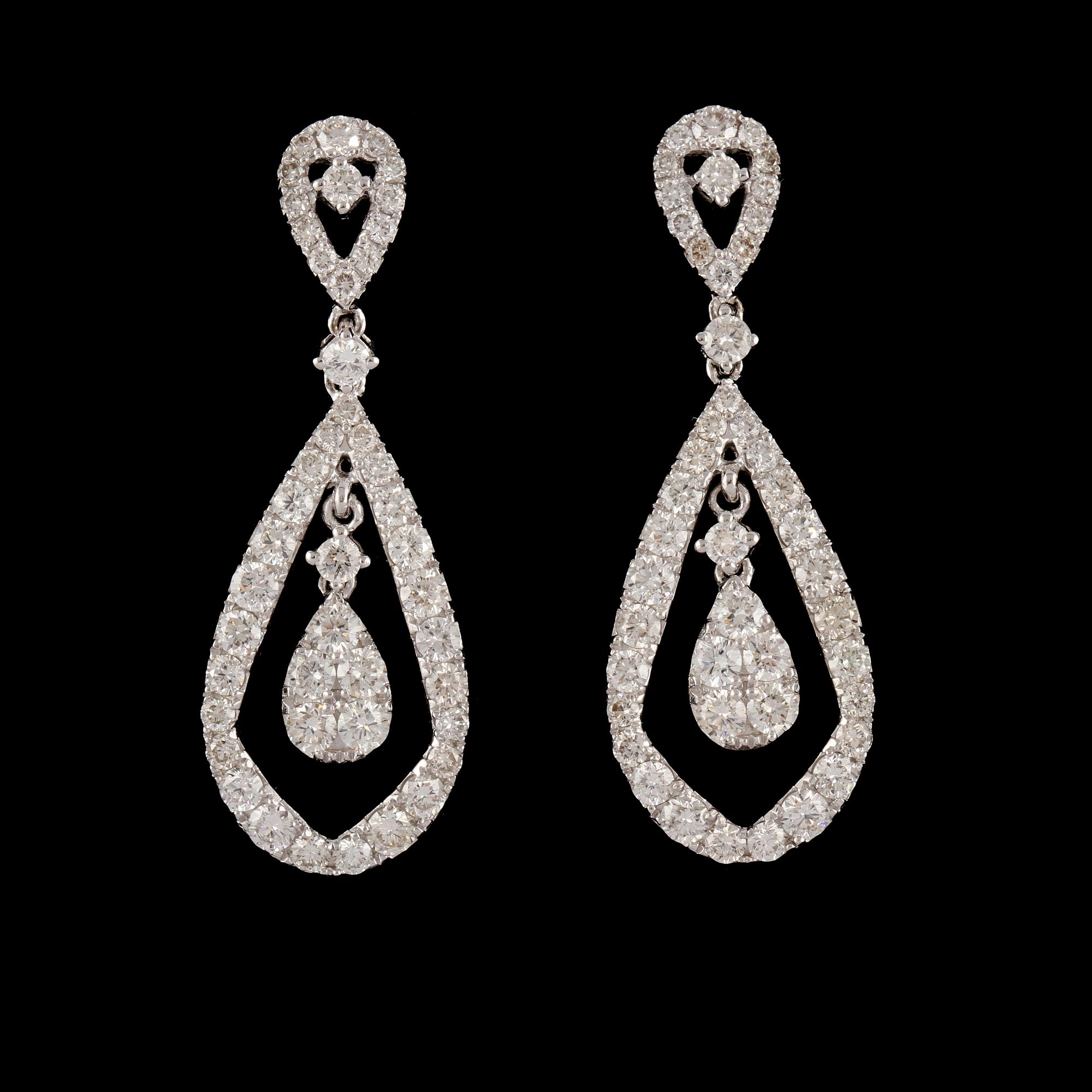 ÖRHÄNGEN, ett par, 18k vitguld med 90 briljantslipade diamanter, totalt ca 2.07 ct. Vikt 5 g.