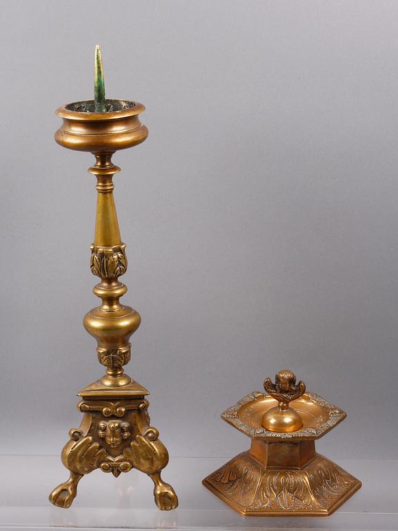 LJUSSTAKE samt BLÄCKHORN, mässing, barockstil, 1900-tal.