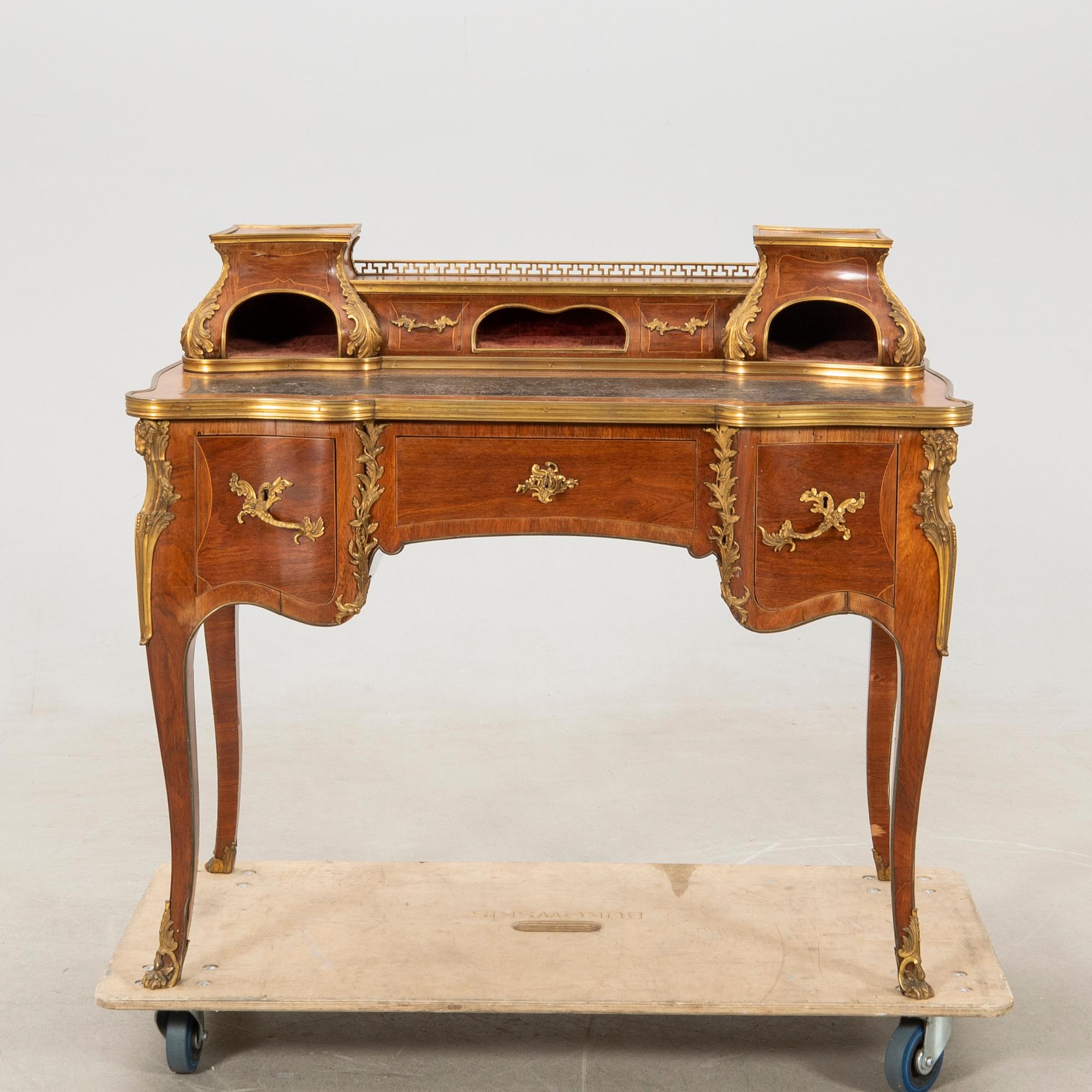Desk in the Louis XV style, first half of the 20th century.