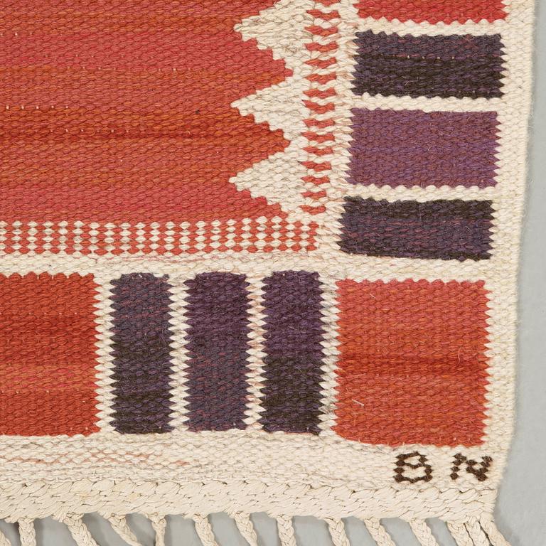 Barbro Nilsson, MATTA. "Salerno kallröd med enkel bård". Rölakan. 315,5 x 217,5 cm. Signerad AB MMF BN.