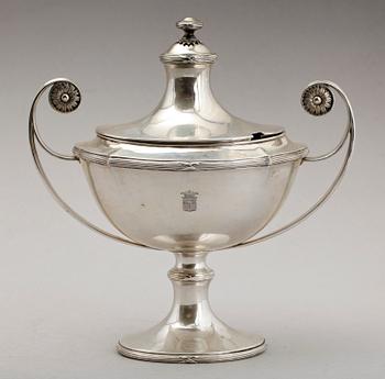 SOCKERSKÅL PÅ FOT, silver, CG Hallberg, Stockholm 1915. Vikt ca 621 g.