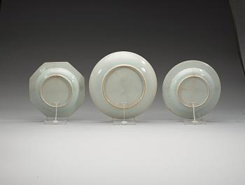TALLRIKAR, sex stycken, samt FAT, kompaniporslin. Qingdynastin, Qianlong (1736-1795).
