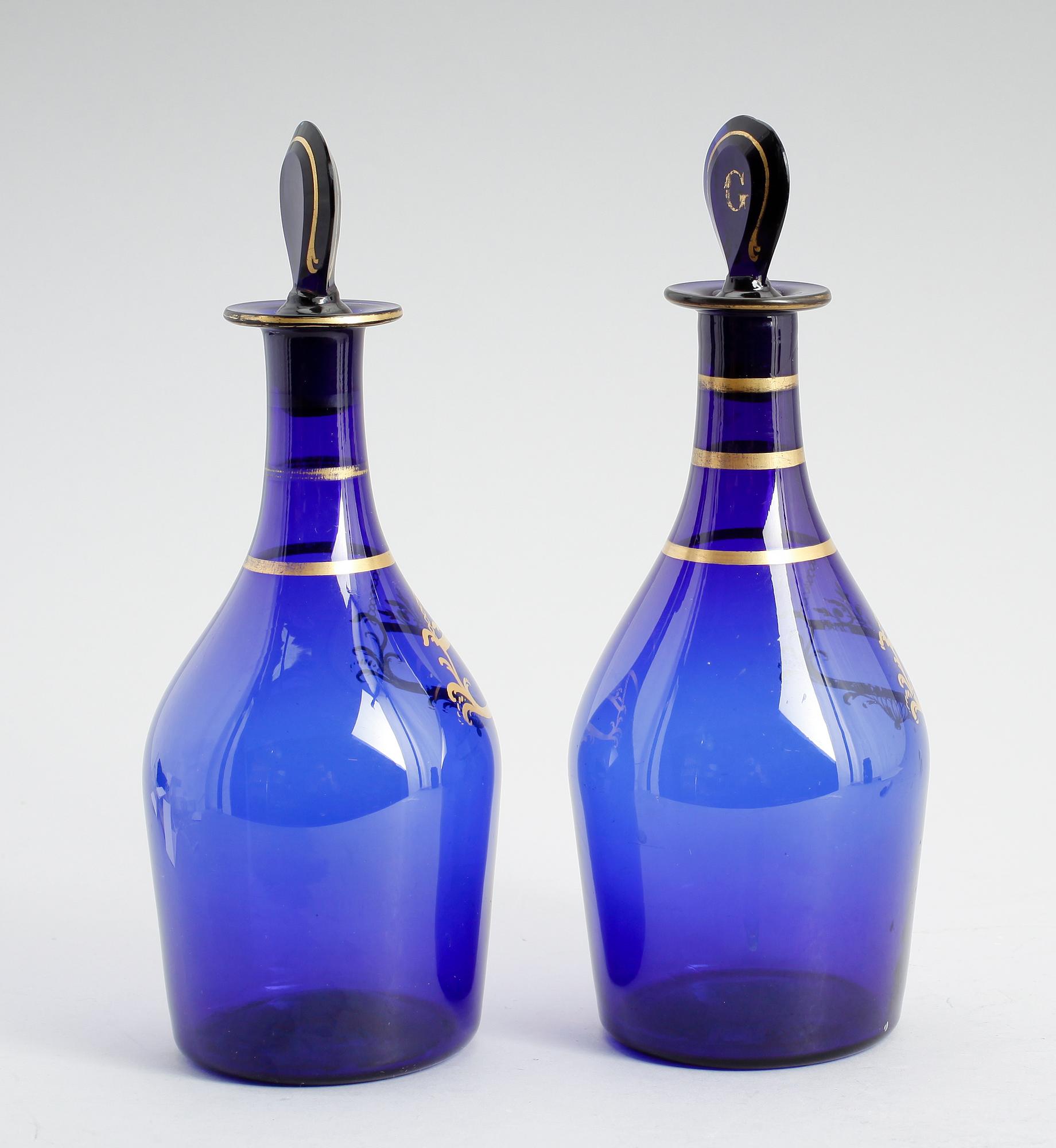 KARAFFER, 1 par, glas, sk Bristol blue, sannolikt sekelskiftet 1800.