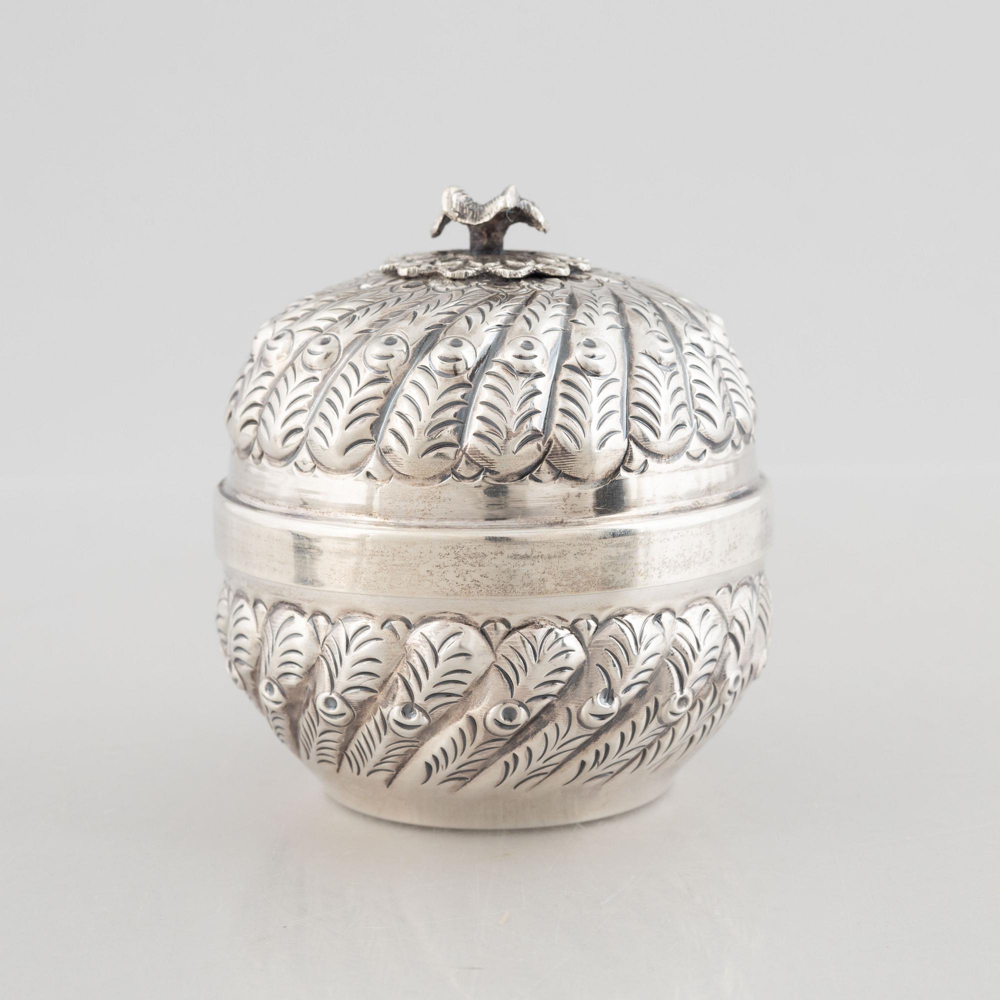 Round box with lid, silver, 20th century.