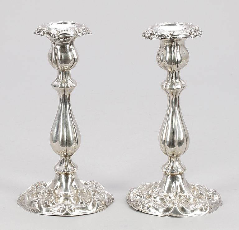 LJUSSTAKAR, ett par, silver, nyrokoko, otydlig mästar och stadsstämpel, 1850.