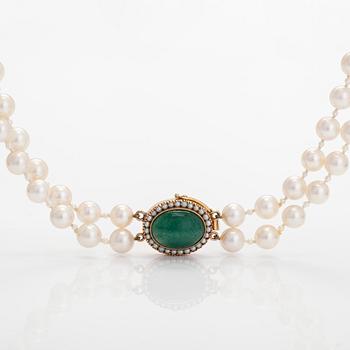 A double-stranded cultured pearl necklace, with clasp in 14K gold and aventurine quartzite.