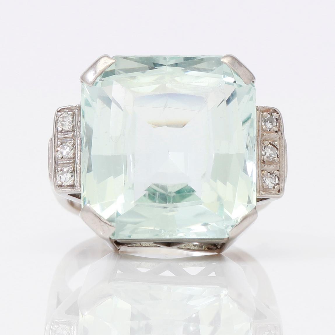 RING, akvamarin samt 6 diamanter.
