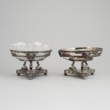 A pair of Gustavian style silver and glass bowls. A.G.Dufva, Stockholm, 1912.