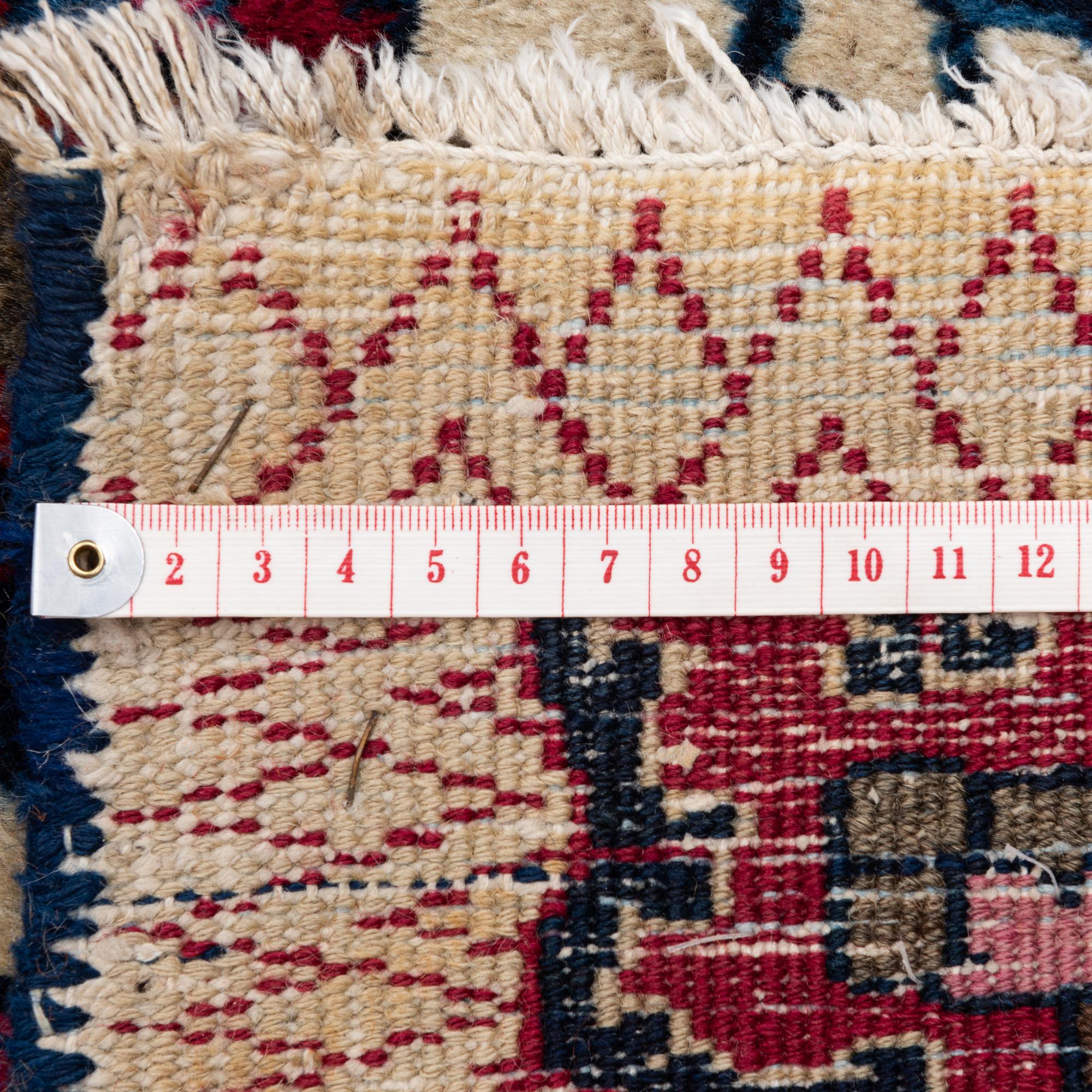 Matta, semiantik Meshed, signerad Saber, ca 369,5 x 300 cm.