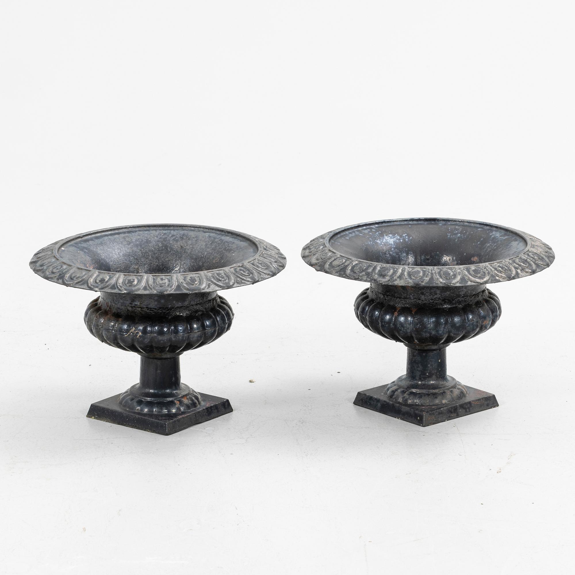 Garden urns, a pair, later part of the 20th century.