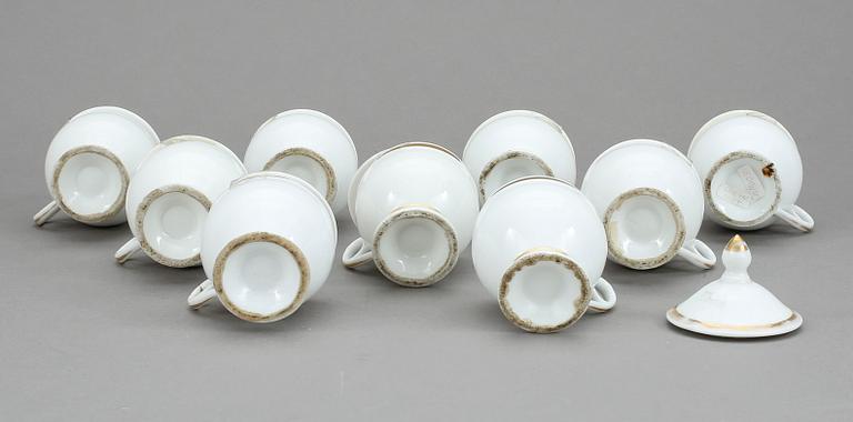 CRÉMEKOPPAR MED LOCK, 9 st, porslin, 1800-talets första hälft.