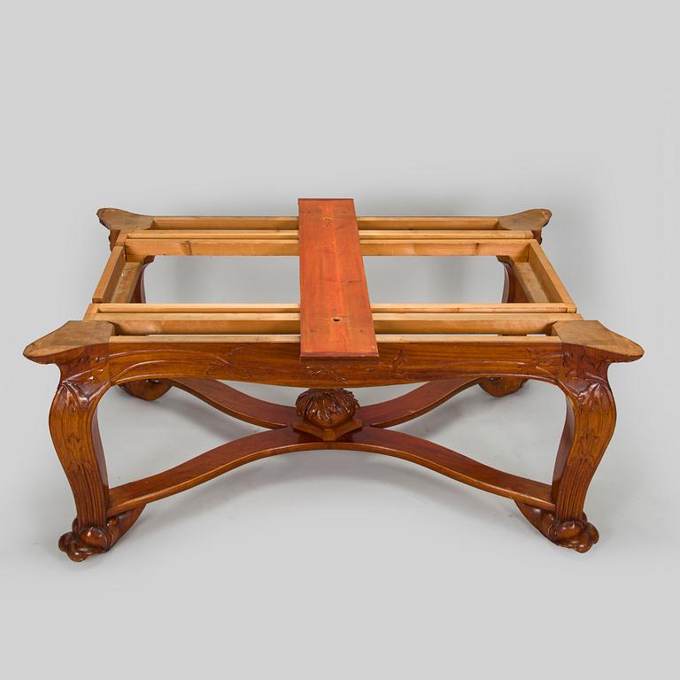 Karl Tirén, An Art Nouveau mahogany dining table with twelve chairs, A.B Naeslunds Möbelfabrik i Umeå, approx. 1901.