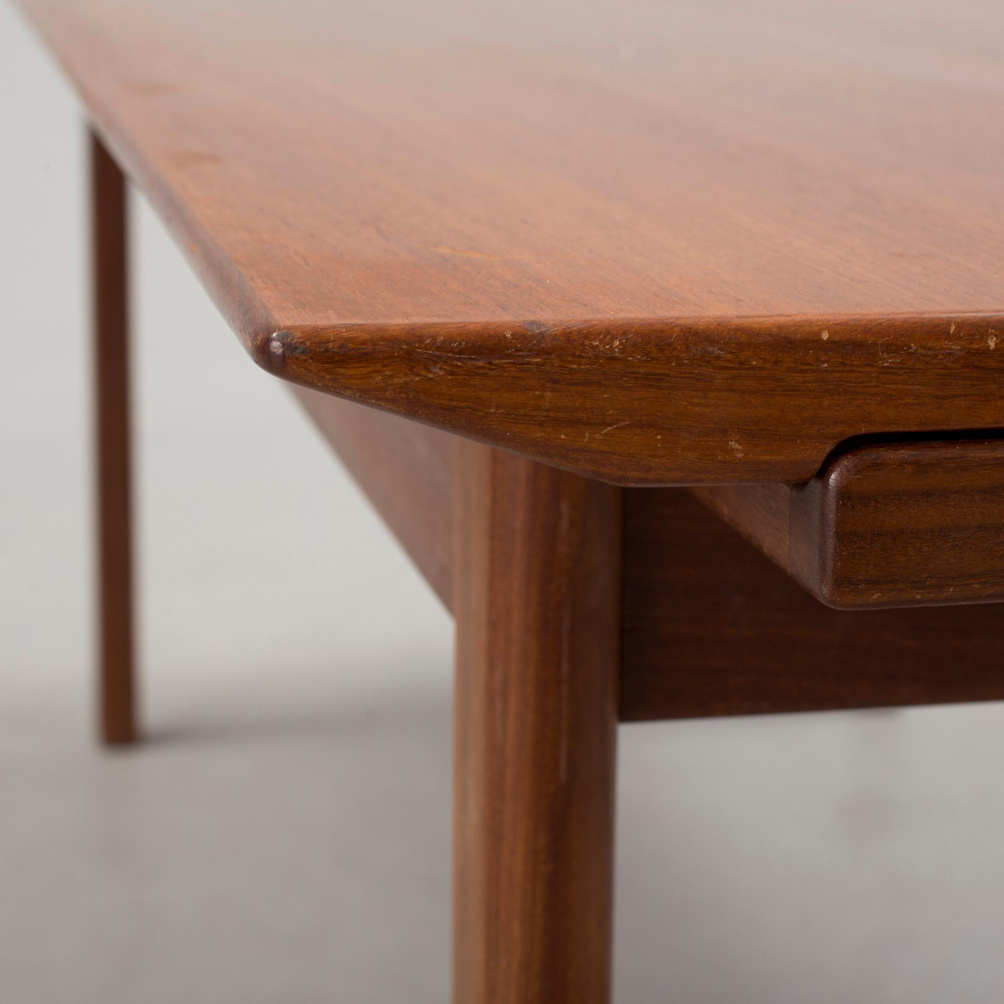 a coffee table veneered with teak designed by Tove & Edvard Kindt-Larsen for Säffle möbelfabrik, 1950s/60s.