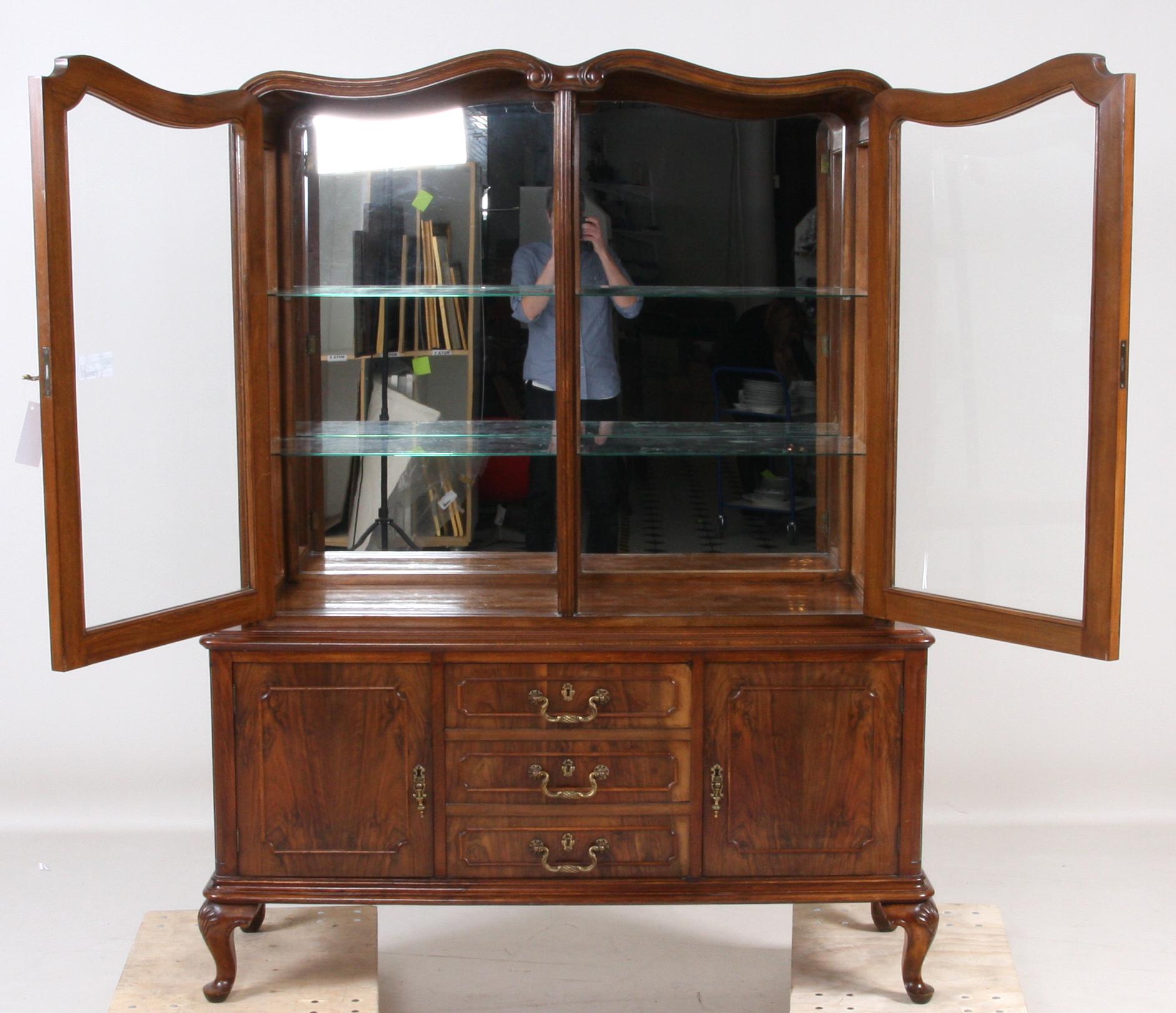 VITRINSKÅP, 1900-tal.