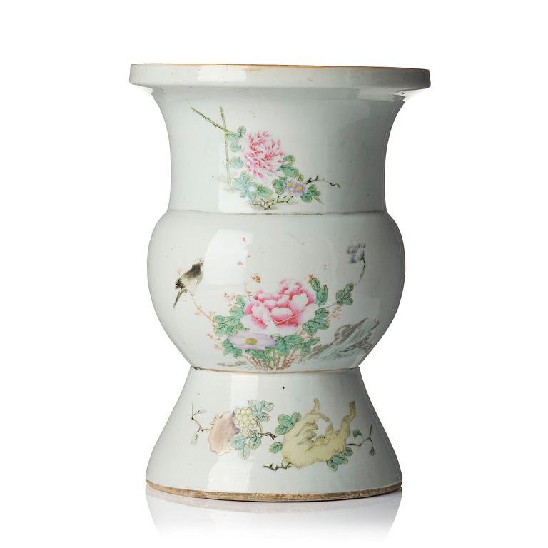 A famille rose vase, early 20th century.