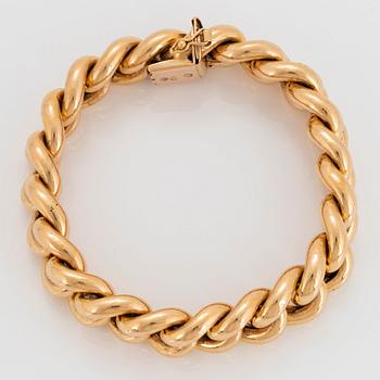 An 18K gold curb-link bracelet.
