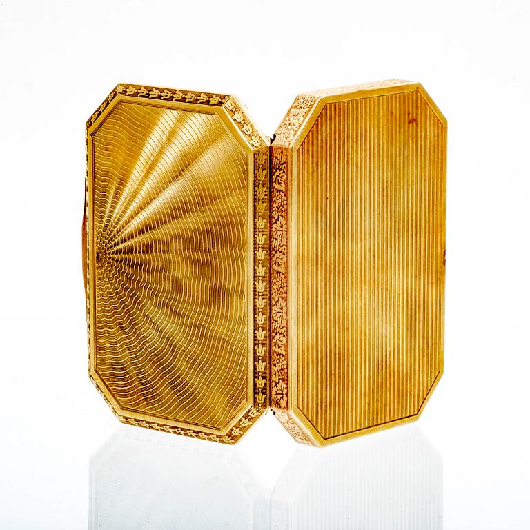 A 20th century 14K gold cigarette case, weight 105,7 grams.