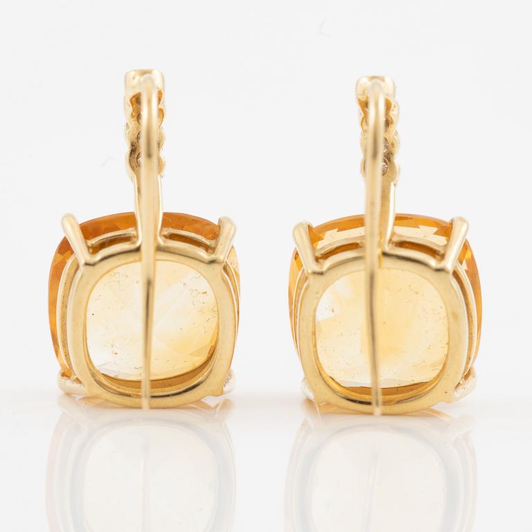 Örhängen, ett par 18K guld med citriner och briljantslipade diamanter.