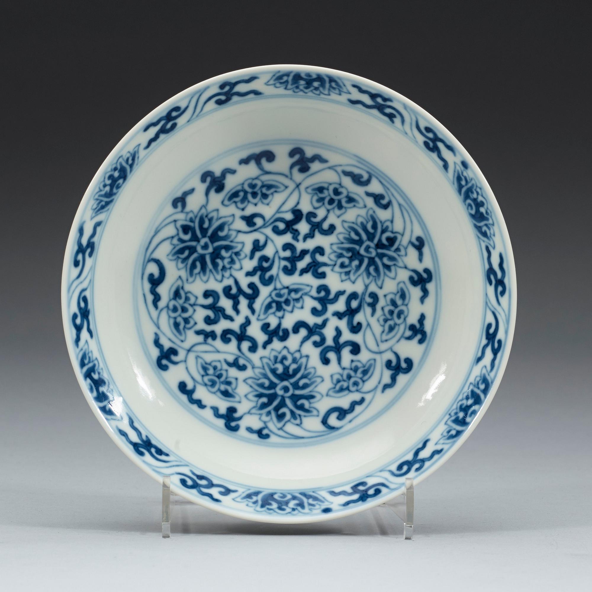 A set of blue and white lotus dishes, Qing dynasty, 19th century with Tongzhis six character mark in underglaze blue.