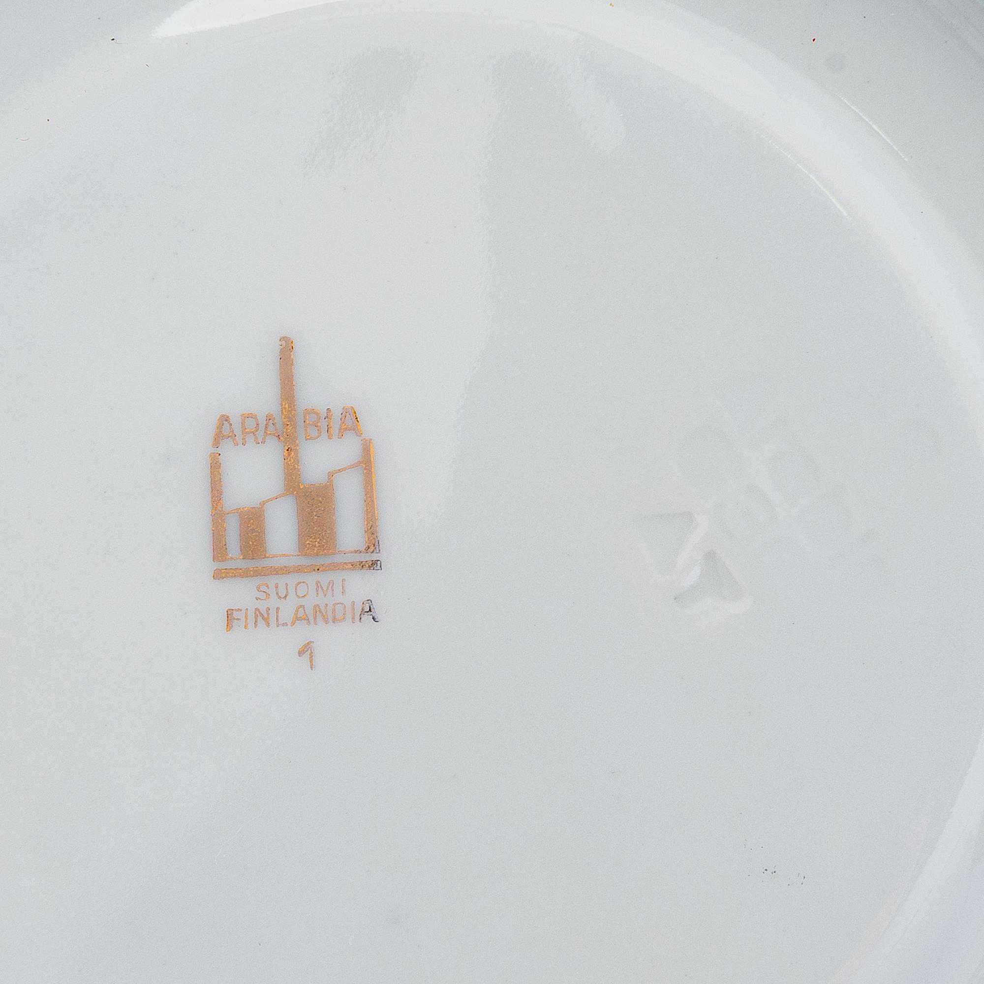 Liemikulhoja, 13 kpl, aluslautasilla, posliinia, Arabia, 1932-49.