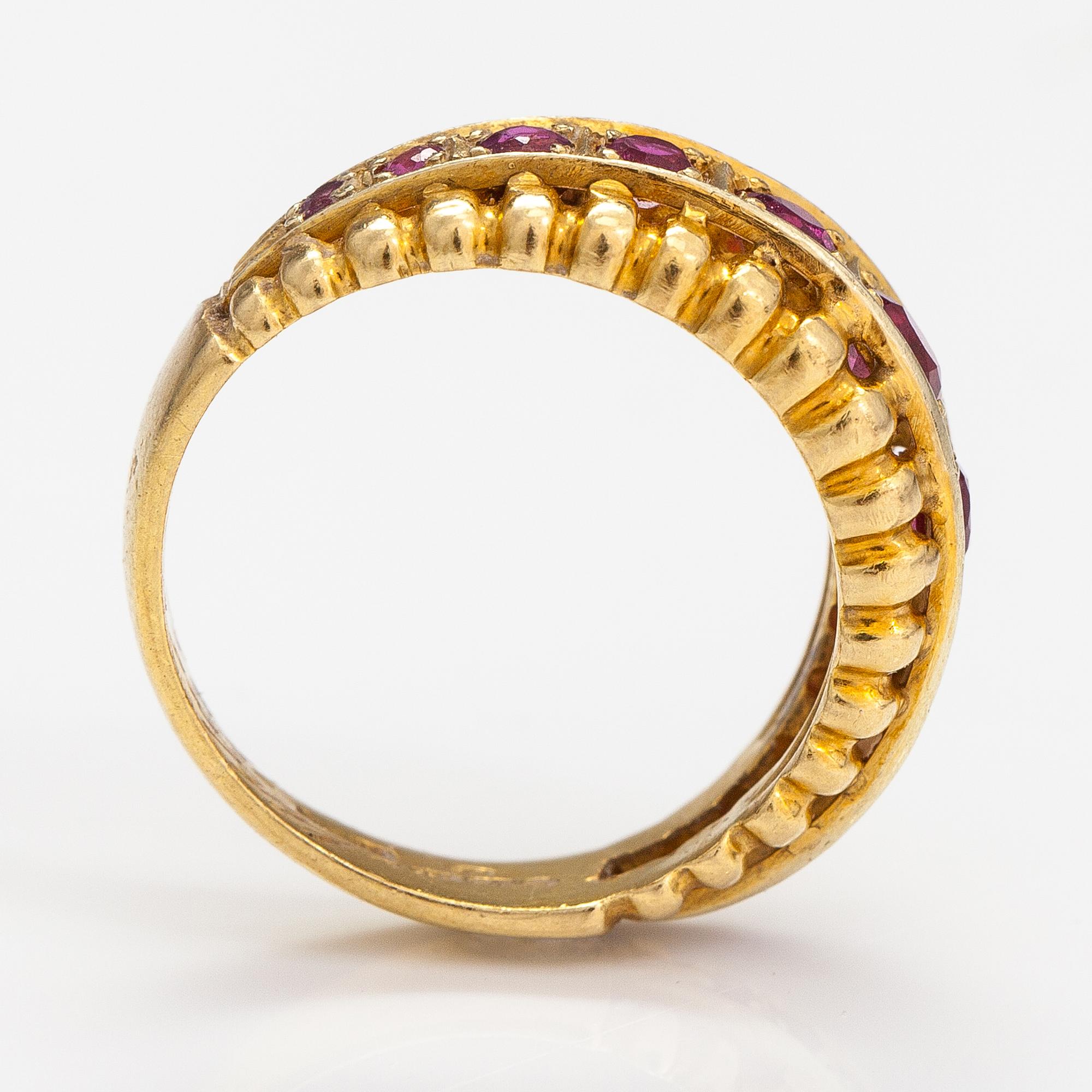 An 18K gold ring with rubies. Italy, finnish import marks.