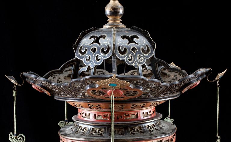 A rare Chinese horn and lacquer lantern, Qing dynasty, presumably late 18th or early 19th Century.