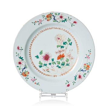 977. A famille rose serving dish, Qing dynasty, Qianlong (1736-95).