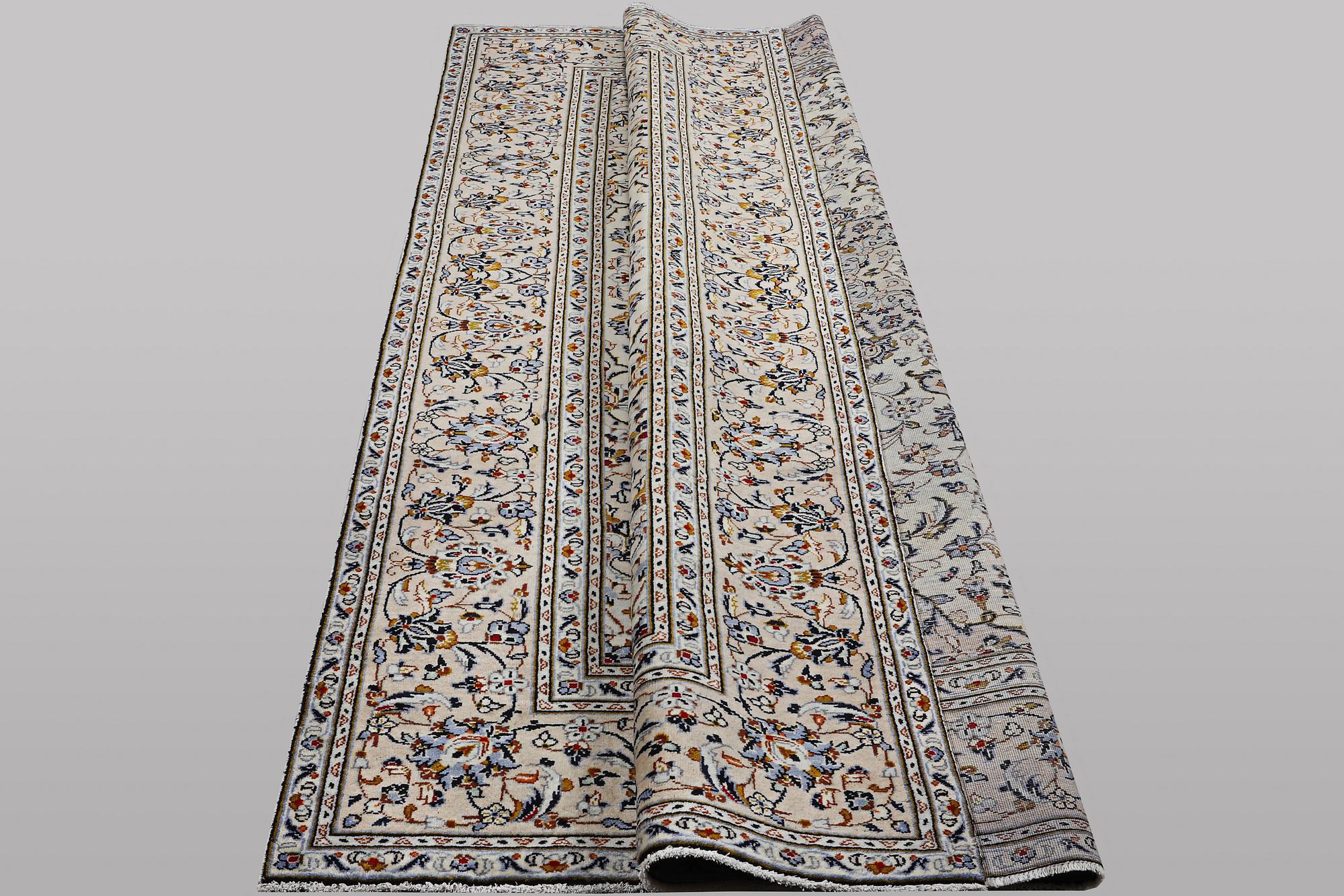 A carpet, Kashan, ca 283 x 194 cm.