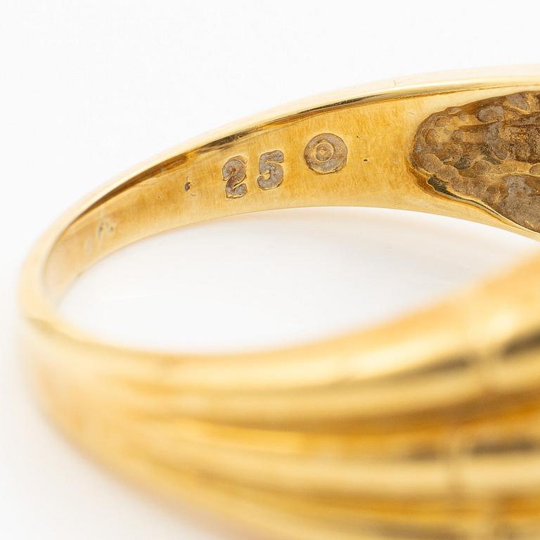 18K gold ring with diamonds.