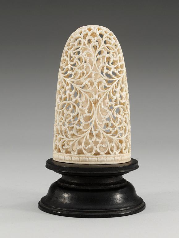 SKULPTUR, benarbete, troligen elfenben. Kina.