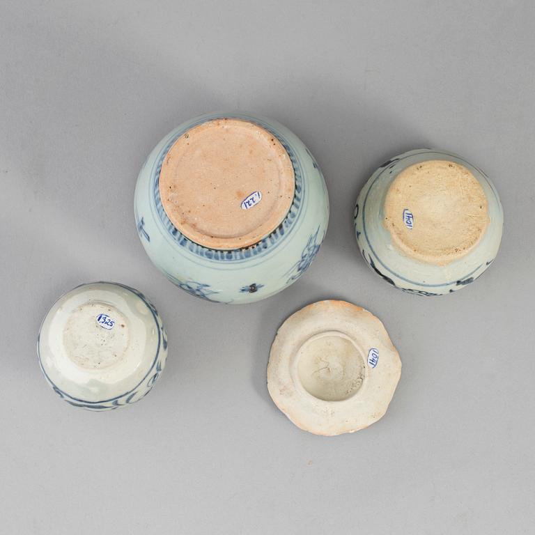 KANNA samt KRUKOR, tre stycken, porslin. Sydostasien, 1600-tal.